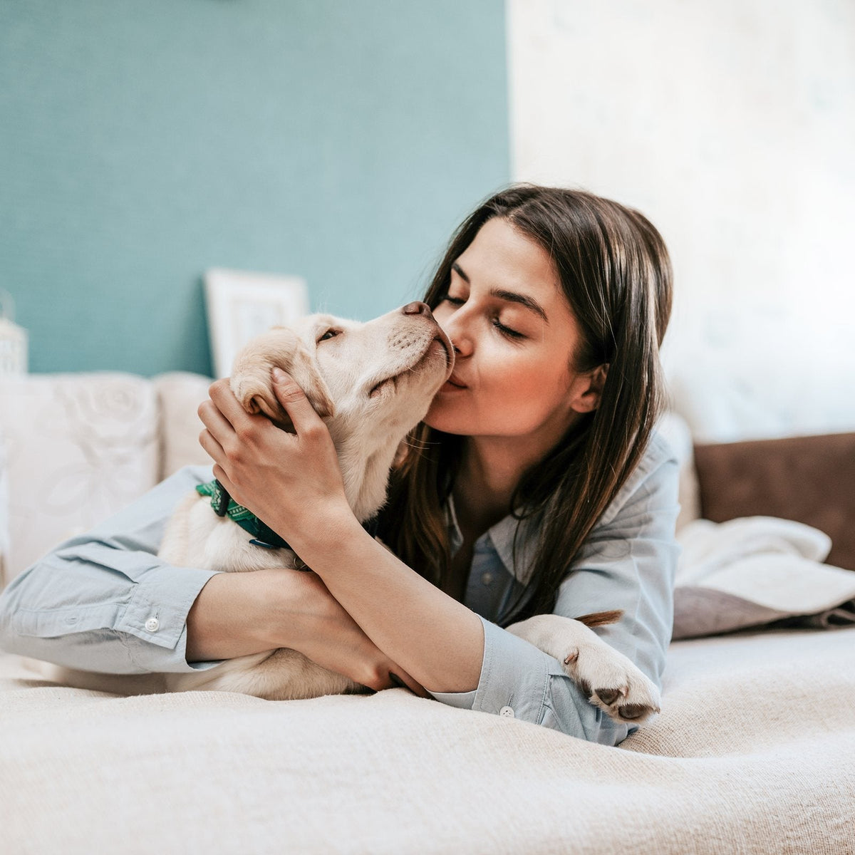 Mujer premiando a su perro con un snack